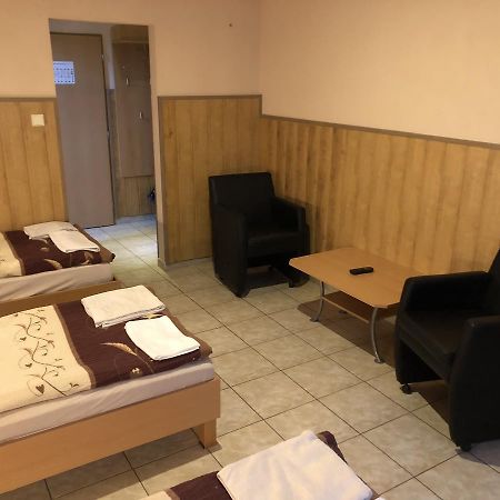 Batavya Penzion Hotel Topoľčany Екстериор снимка