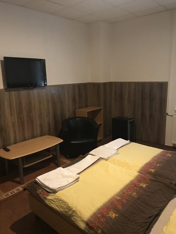 Batavya Penzion Hotel Topoľčany Екстериор снимка