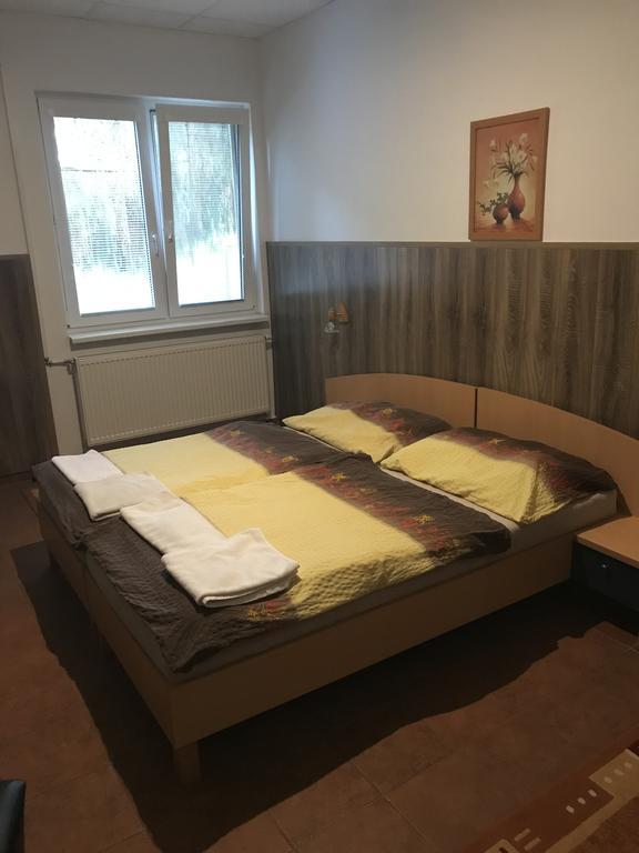 Batavya Penzion Hotel Topoľčany Екстериор снимка