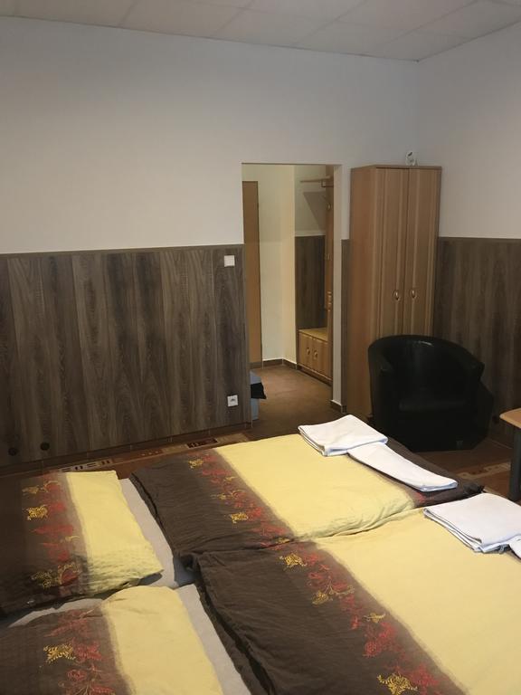 Batavya Penzion Hotel Topoľčany Екстериор снимка