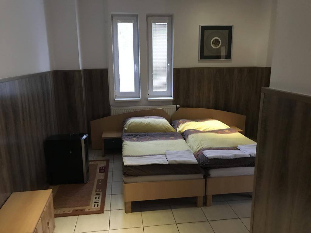 Batavya Penzion Hotel Topoľčany Екстериор снимка