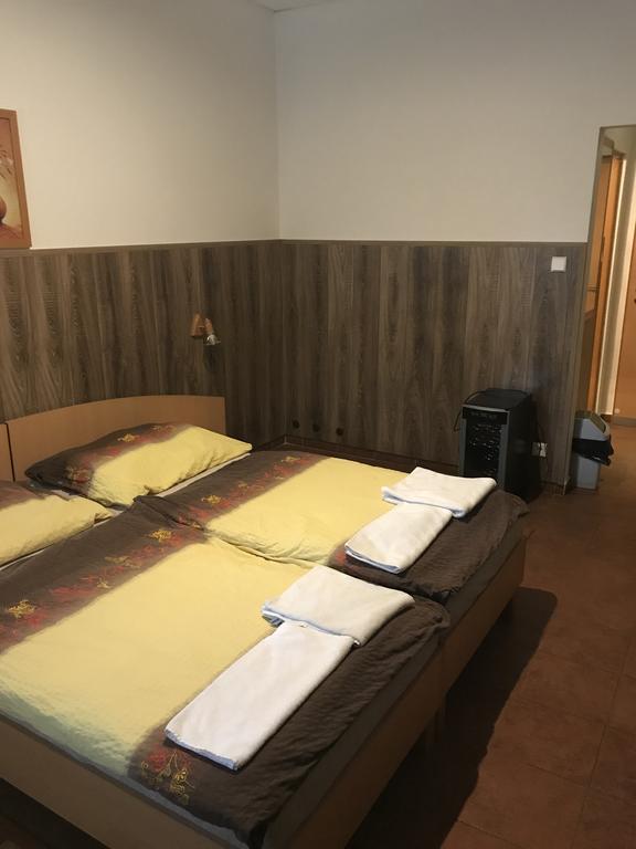 Batavya Penzion Hotel Topoľčany Екстериор снимка